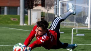 Vicent Abril portero Valencia CF entrena en la Ciudad Deportiva de Paterna