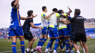 Aficionados del Levante UD en las gradas del estadio durante un partido