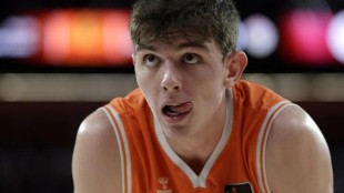 Sergio de Larrea con el balón durante un partido del Valencia Basket en la ACB
