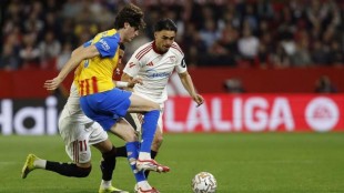 Javi Guerra durante un partido con el Valencia CF en acción