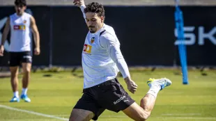 Filip Ugrinic entrena con el Valencia CF en la Ciudad Deportiva de Paterna