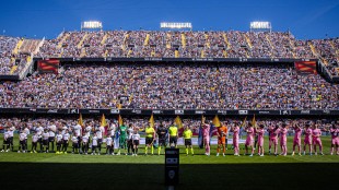 Jugadores del Valencia CF tras el gol del Celta en Mestalla