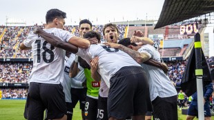 Jugadores del Valencia CF celebrando el gol ante el Girona en Mestalla