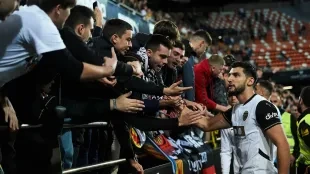 Rafa Mir durante un entrenamiento del Elche CF preparando el duelo ante Valencia