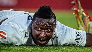 Umar Sadiq celebra gol con Valencia CF en Mestalla
