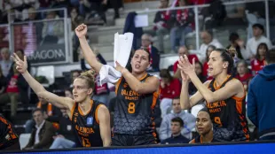 Nyara Fiebich celebra triple anotado con Valencia Basket en Fonteta
