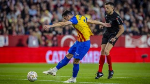 Guido Rodríguez celebra su gol ante el Celta en Mestalla