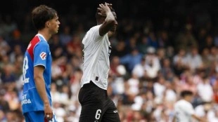 Valencia CF se aleja del descenso tras el tropiezo del Sevilla