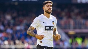 Unai Núñez durante un partido con la camiseta del Valencia CF en Mestalla