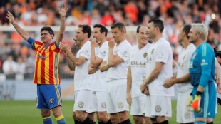 Mario Kempes celebrando un gol con la camiseta del Valencia CF en Mestalla
