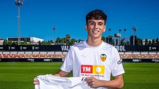 Iker Herrera durante su debut con el Valencia CF Mestalla contra el Olot