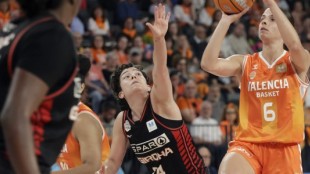 Jugadoras Valencia Basket celebran clasificación final tras eliminar Girona