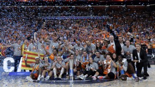 Jugadoras Valencia Basket femenino celebran título Liga tras vencer Girona