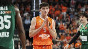Pedro Martínez dirigiendo al Valencia Basket en el OAKA Arena ante Panathinaikos