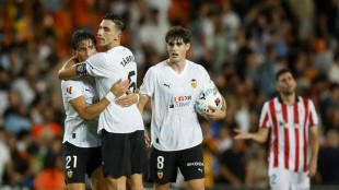 Carlos Corberán dirige un entrenamiento del Valencia CF antes del partido en San Mamés