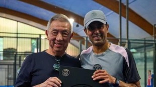 Peter Lim aparece con ropa del Valencia CF tras la final de Champions