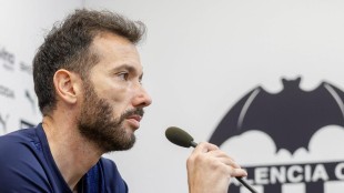 Carlos Corberán durante rueda de prensa del Valencia CF