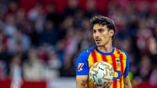 Almeida confirma que seguirá en el Valencia tras renovar hasta 2029