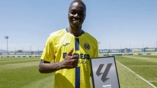 Pape Gueye recibe el premio al mejor africano de LaLiga