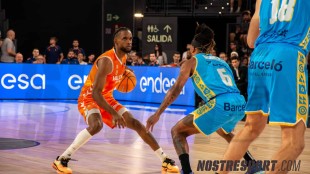 Pedro Martínez dirige al Valencia Basket desde el banquillo en el Roig Arena