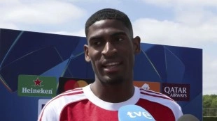 Cristhian Mosquera durante un entrenamiento del Arsenal previo a la final de Champions