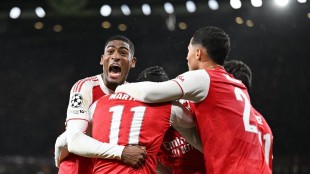 Cristhian Mosquera durante un partido con el Arsenal en Champions League