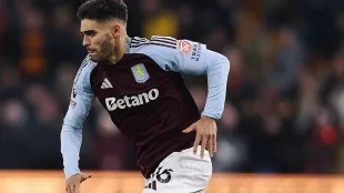 Andrés García durante un entrenamiento con el Aston Villa en la Premier League