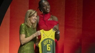 Awa Fam habla en La Revuelta antes de su debut en la WNBA