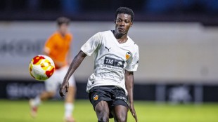 Leslie Okai durante un entrenamiento con la Academia Valencia CF en Paterna