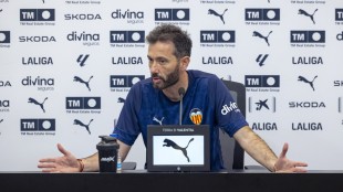 Carlos Corberán en rueda de prensa del Valencia CF en Paterna