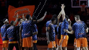 Pedro Martínez da instrucciones durante el playoff de Euroliga contra Panathinaikos
