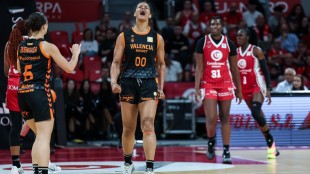 Jugadoras Valencia Basket celebran victoria Zaragoza final Liga Femenina