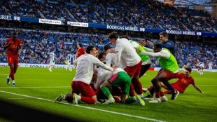 El Valencia logra una épica remontada con diez en San Sebastián