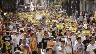 Manifestación de valencianistas contra Peter Lim camino de Mestalla