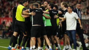 Jugadores del Elche celebran la permanencia tras empatar en Girona