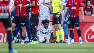 Thierry Rendall carga contra el Valencia CF en su despedida