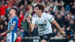 Javi Guerra ratifica su compromiso con el Valencia CF