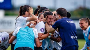 Jugadoras Valencia CF Femenino celebran ascenso Liga F tras empate Villarreal