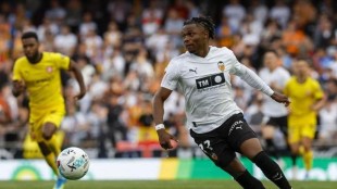 Largie Ramazani durante el partido Valencia CF Barcelona en Mestalla