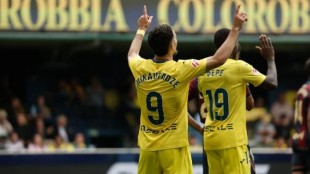 Jugadores del Villarreal celebrando la clasificación para Champions League en el Estadio de la Cerámica