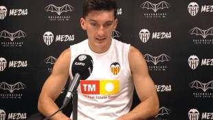 Pepelu celebra la victoria del Valencia CF en San Mamés ante Athletic