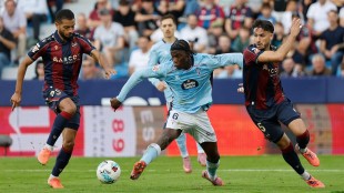 Luis Castro dirige entrenamiento del Levante UD antes del partido en Balaídos
