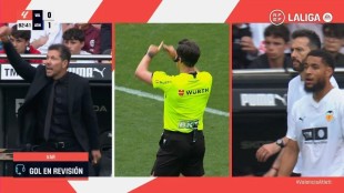 Linier levantando bandera durante Valencia CF Atlético Madrid en Mestalla