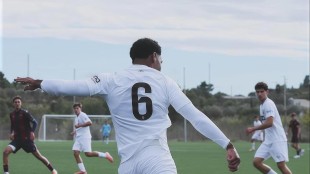 Aaron Mayol durante entrenamiento Valencia CF renovación contrato 2029