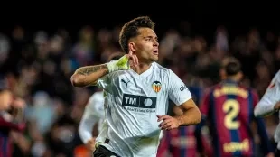 El Valencia busca sellar la permanencia en Anoeta sin Gayà