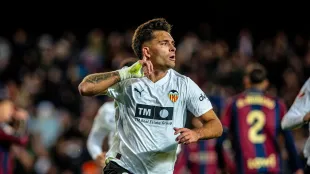 Rubén Baraja dirigiendo un entrenamiento del Valencia CF en la Ciudad Deportiva