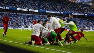 Javi Guerra lidera la remontada del Valencia en Anoeta (1-2)