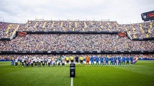 Jugadores del Valencia CF durante el partido ante el Atlético Madrid en Mestalla