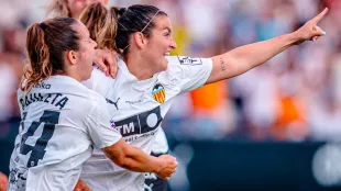 Jugadoras Valencia CF Femenino celebran ascenso Liga F tras empate Villarreal