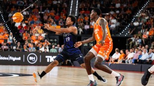 Jugadores Valencia Basket celebrando remontada ante Bilbao en Roig Arena